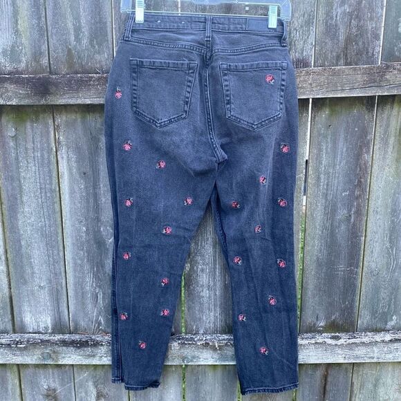 Hollister Black Embroidered Rose Curvy High Rise Mom Jeans | 25 - Picture 4 of 5